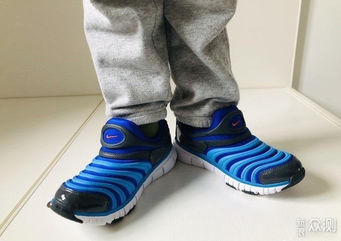 Nike毛毛虫儿童运动鞋（跳蓝与煤黑配色）_新浪众测