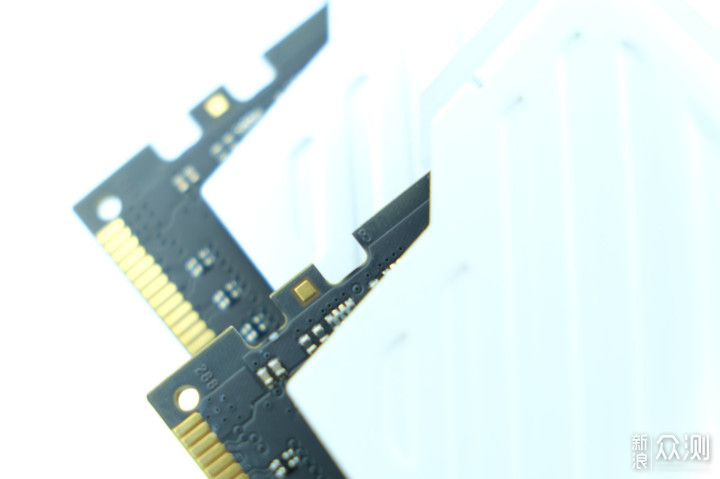 十铨 Delta DDR4 3000 8Gx2 RGB内存套装评测_新浪众测