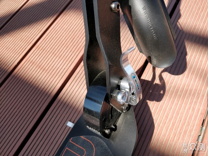迈古米高成人滑板车：解放双脚的短途代步神器_新浪众测