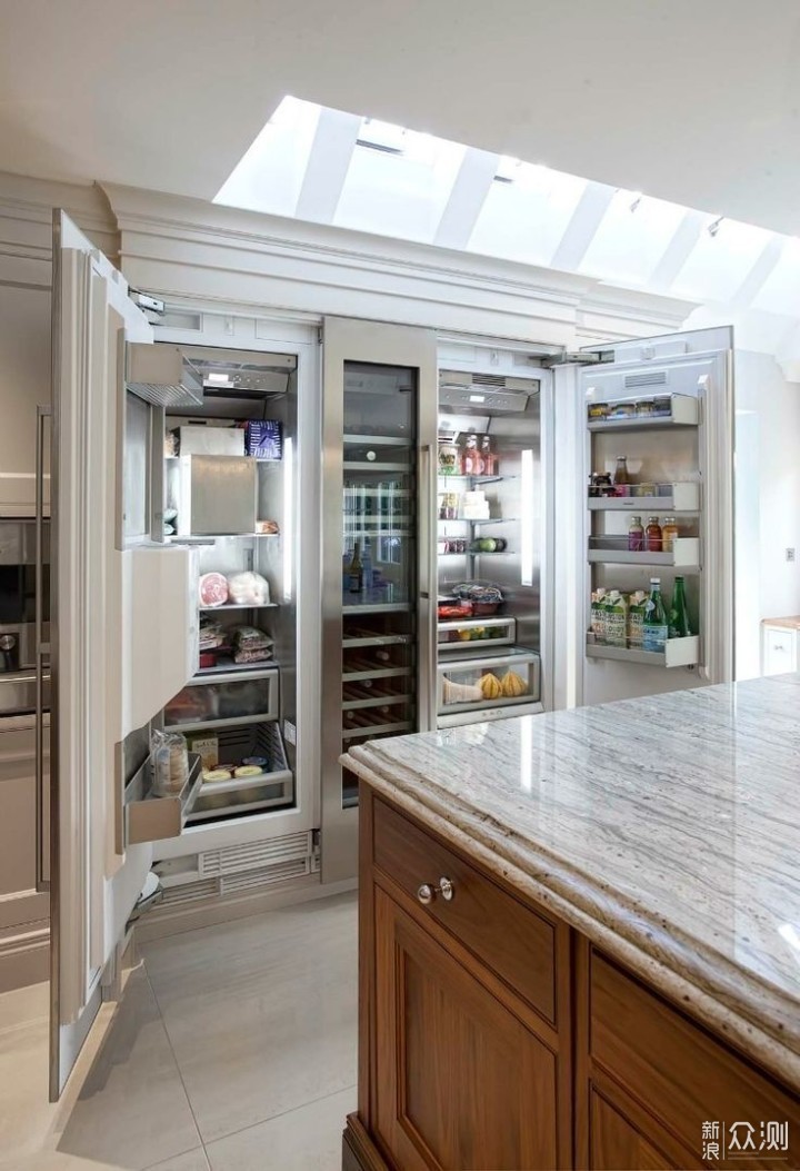 半开放式户型的l字型厨房,还是大户型的u字型或岛型厨房,嵌入式冰箱都