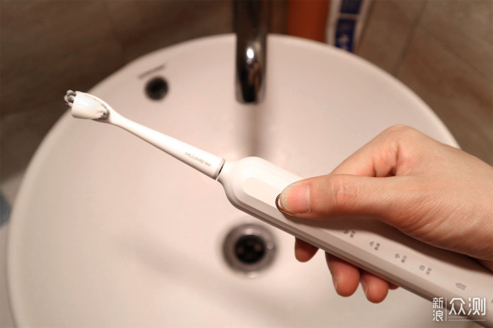 不仅是牙刷，也是洁面仪，美看电动牙刷体验_新浪众测