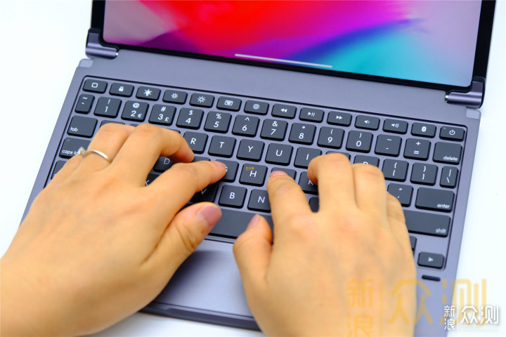 用实力划掉iPad跟MacBook中间的那条红线_新浪众测