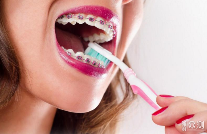 戴牙套的人能用电动牙刷吗？该怎么用？_新浪众测