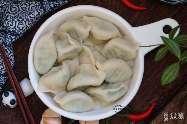 重阳节，给父母包上一锅饺子，皮薄大馅味道鲜_新浪众测