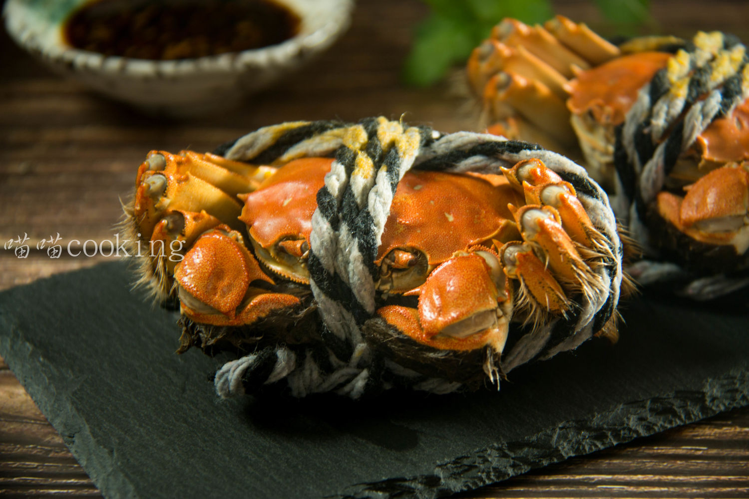 螃蟹怎么分公母？是用冷水上锅还是热水蒸呢？