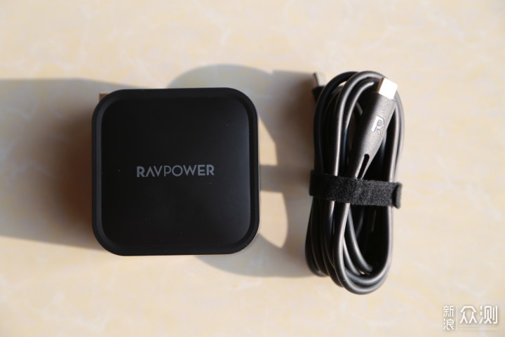 哒！终于泳有双Type-C的RAVPower 90W充电器惹_新浪众测