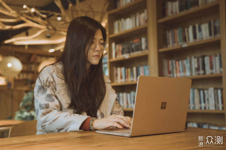 既可爱奇艺，又有生产力—Surface laptop Go_新浪众测