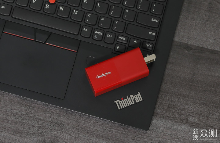 ThinkPad绝配，ThinkPlus口红电源、随身充。_新浪众测