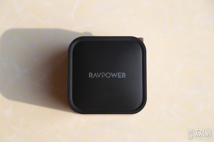 哒！终于泳有双Type-C的RAVPower 90W充电器惹_新浪众测