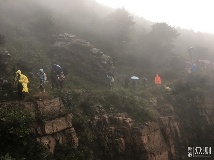 户外必备 —— 牧高笛岩羊山地冲锋衣体验测评_新浪众测