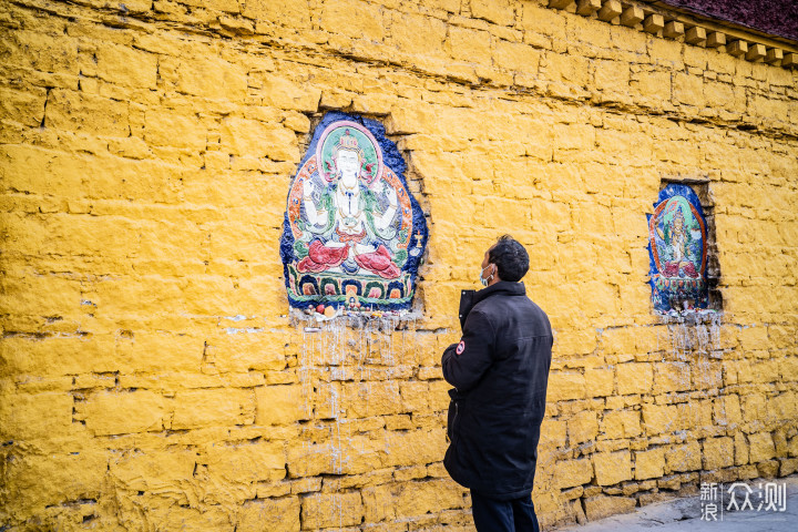 #hello春天# 人文街拍，专属西藏拉萨的春天_新浪众测