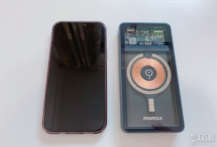 MOMAX摩米士10000mAh透明磁吸无线充电宝测评_新浪众测