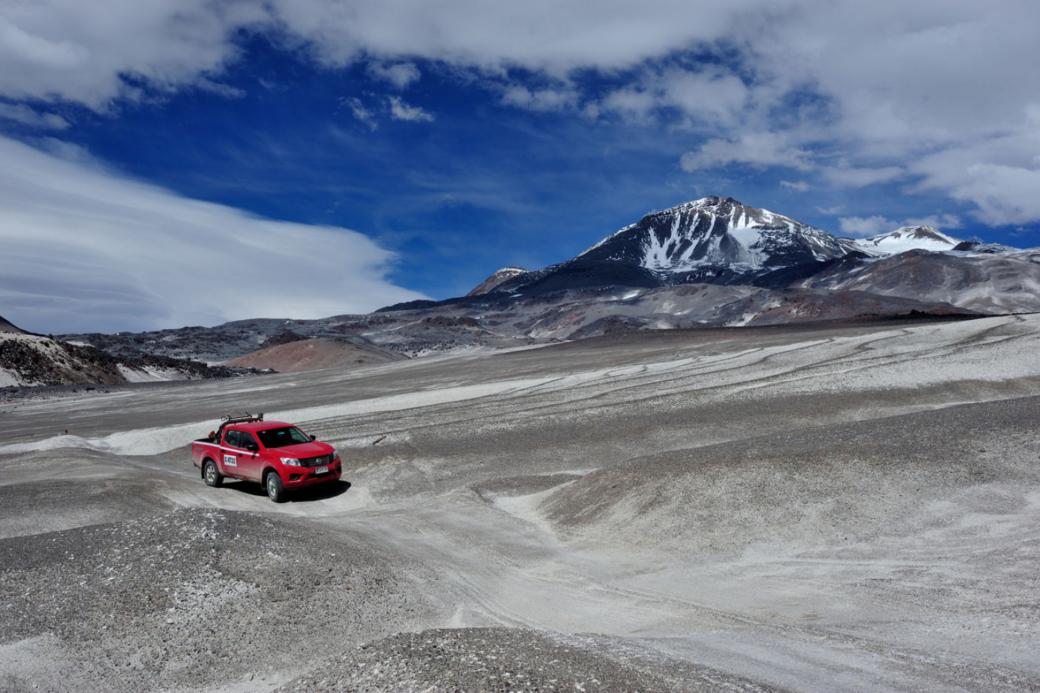 6893米高的全球最高火山：却有人挑战开车登山