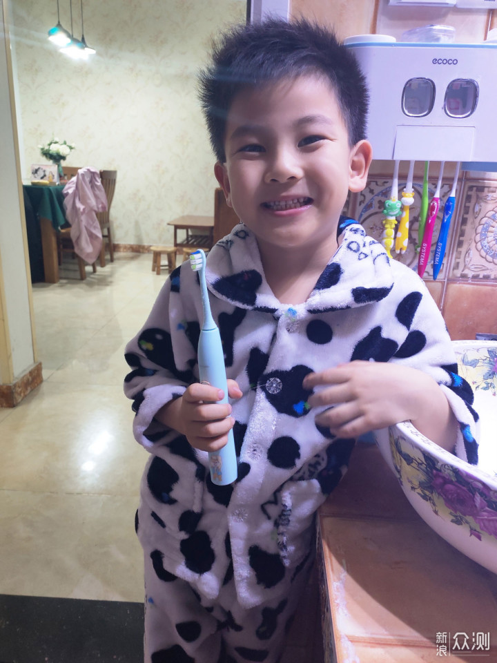 陪孩子成长的电动牙刷，让孩子学会刷牙_新浪众测
