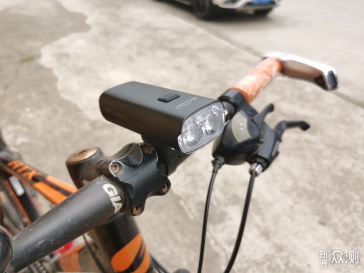 迈极炫RN3000自行车灯为夜间骑行提供照明保障_新浪众测