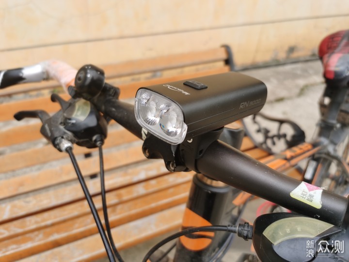 迈极炫RN3000自行车灯为夜间骑行提供照明保障_新浪众测