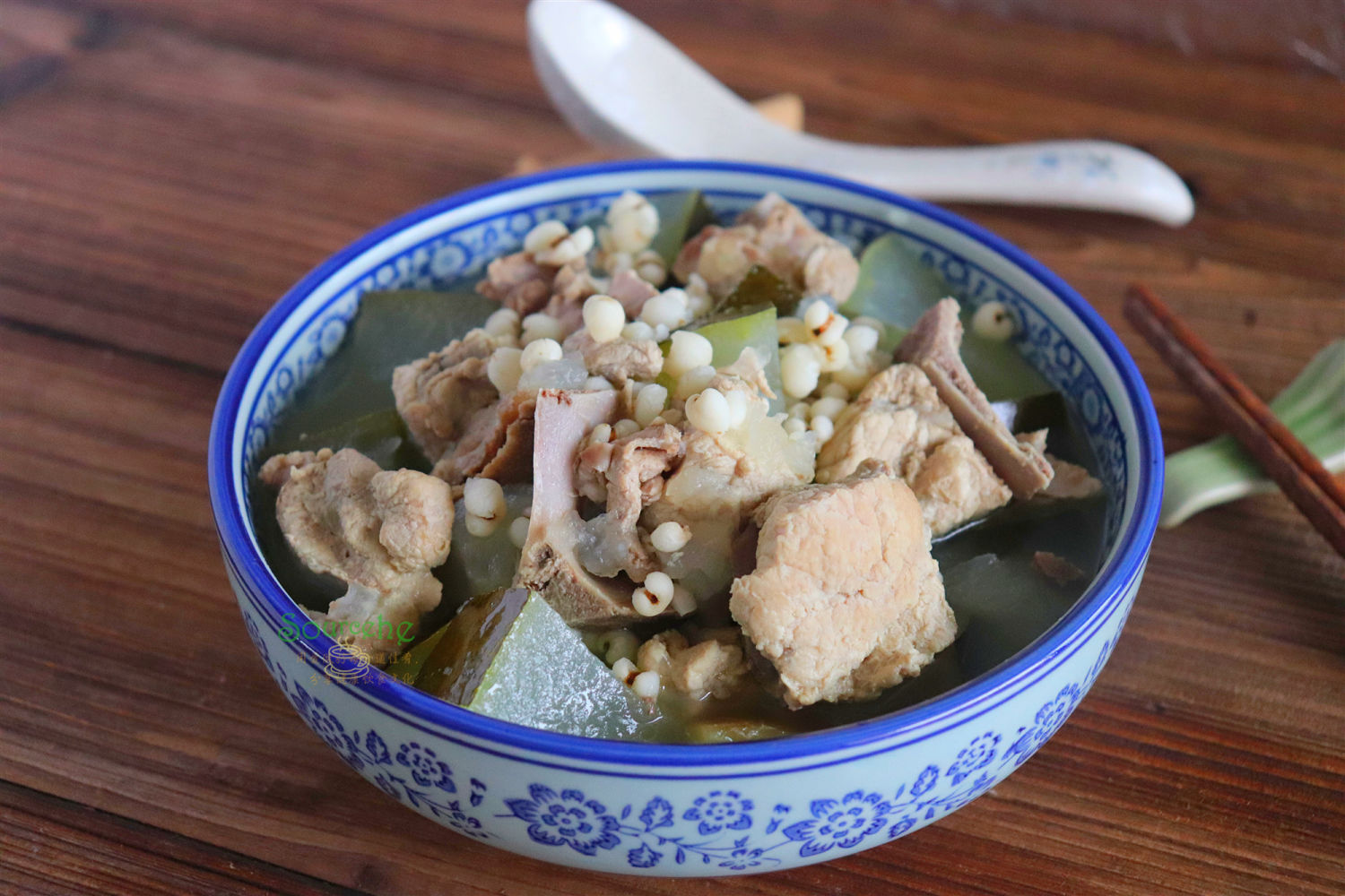 冬瓜薏米排骨汤,冬瓜薏米排骨汤的家常做法 - 美食杰冬瓜薏米排骨汤做法大全