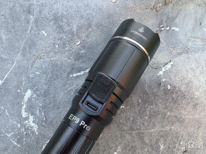 凯瑞兹EP9 Pro变焦强光战术手电体验测评_新浪众测