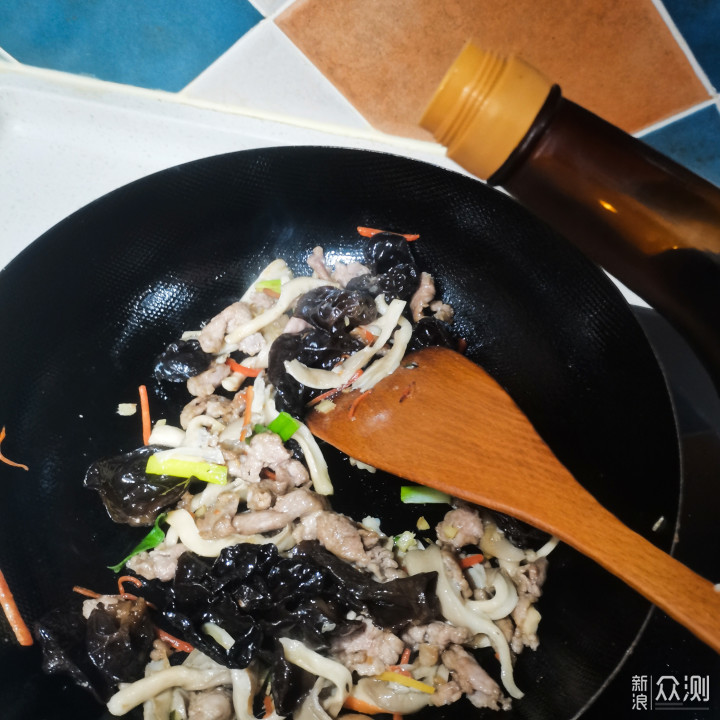 冬季，需要这道鲜美多汁的平菇肉片来下饭_新浪众测