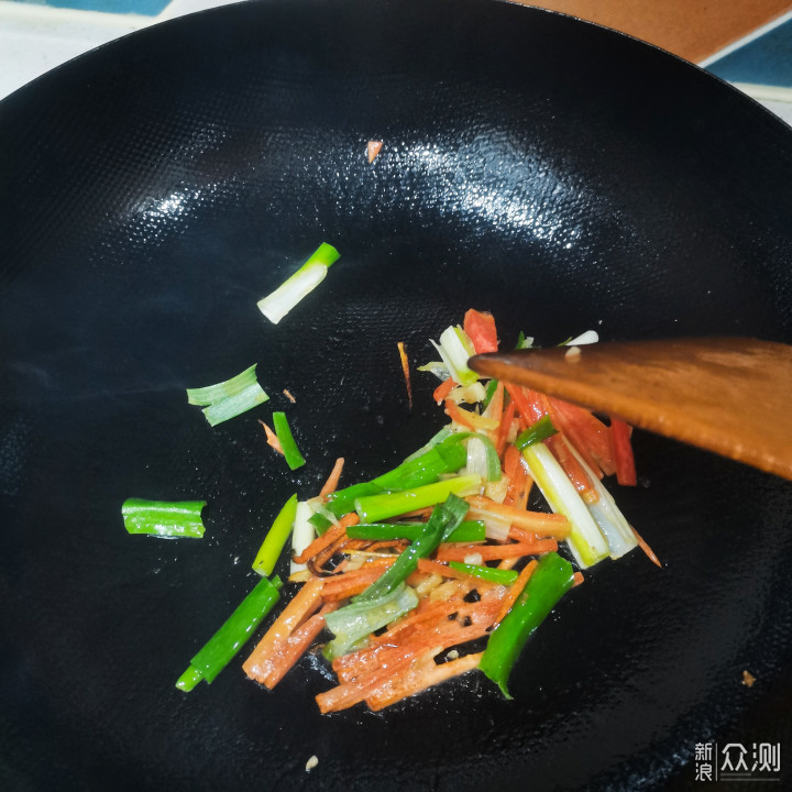 冬季，需要这道鲜美多汁的平菇肉片来下饭_新浪众测