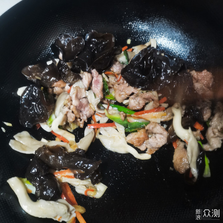 冬季，需要这道鲜美多汁的平菇肉片来下饭_新浪众测