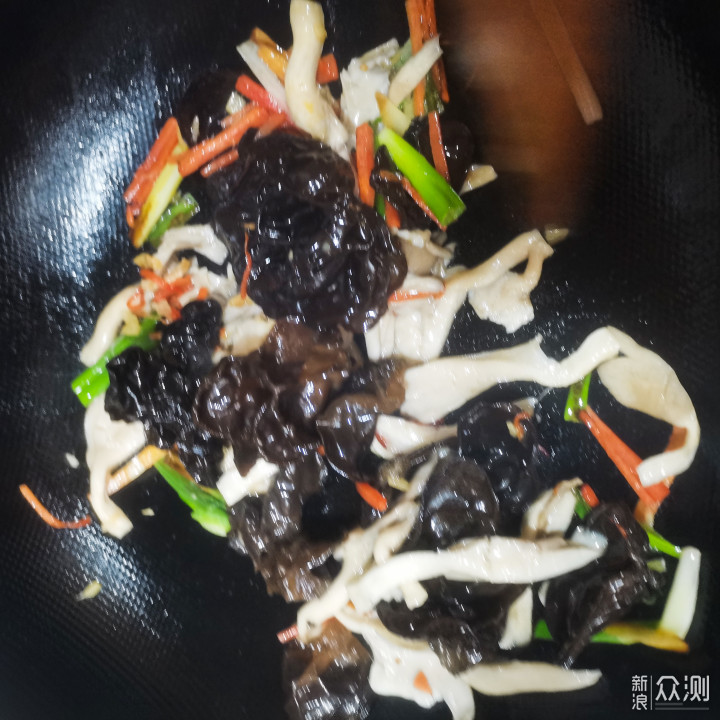 冬季，需要这道鲜美多汁的平菇肉片来下饭_新浪众测