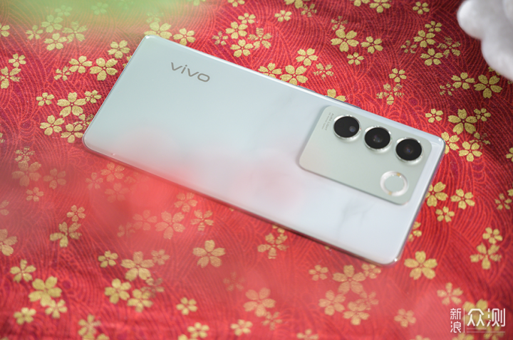 vivo S16体验：颜值出众 玉石般温润手感_新浪众测