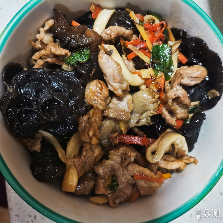 冬季，需要这道鲜美多汁的平菇肉片来下饭_新浪众测