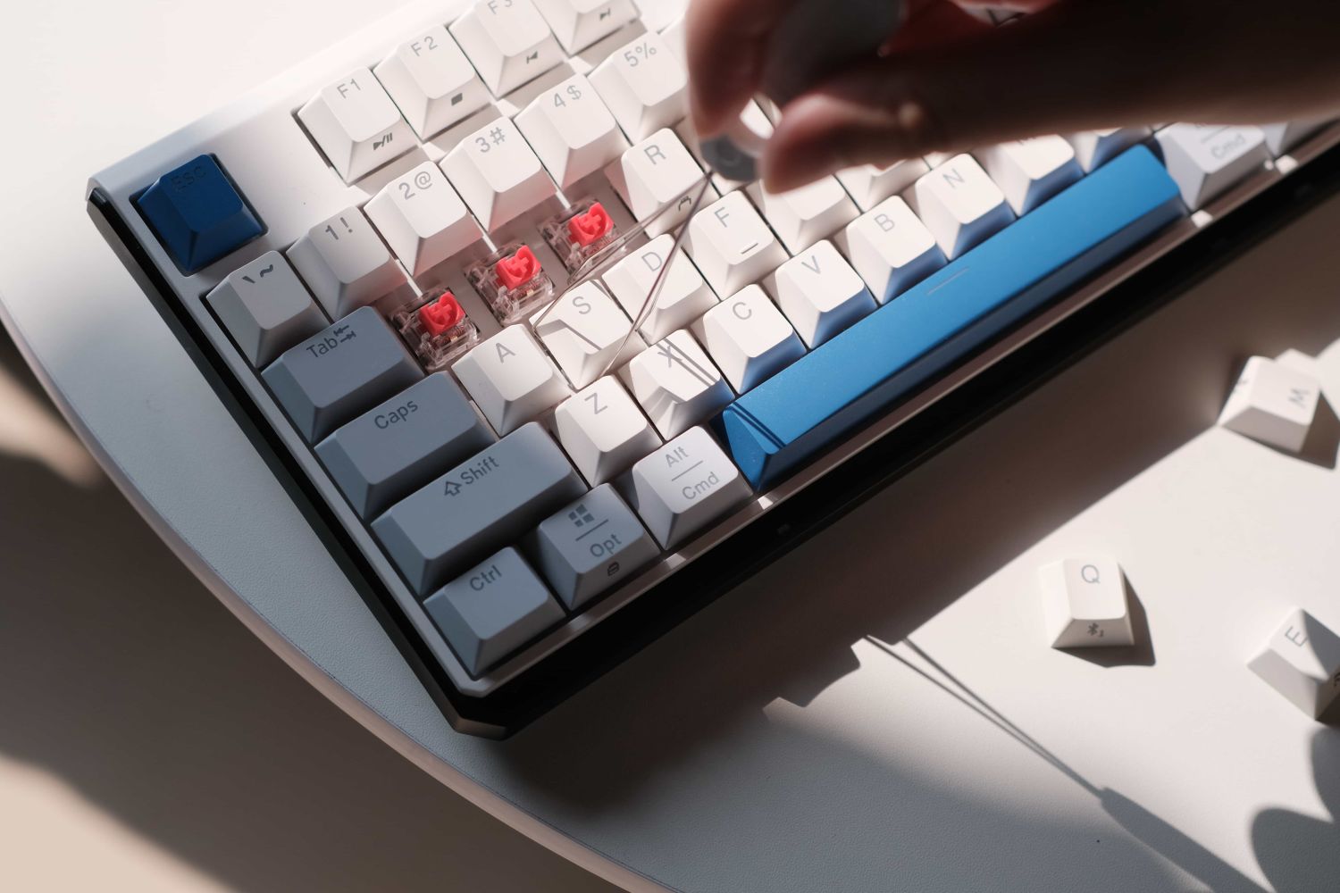 杜伽K610w白光版机械键盘：雾蓝下的阵阵回声