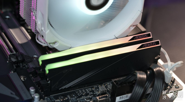 技嘉AORUS RGB DDR5内存：一键超频享受高性能_新浪众测