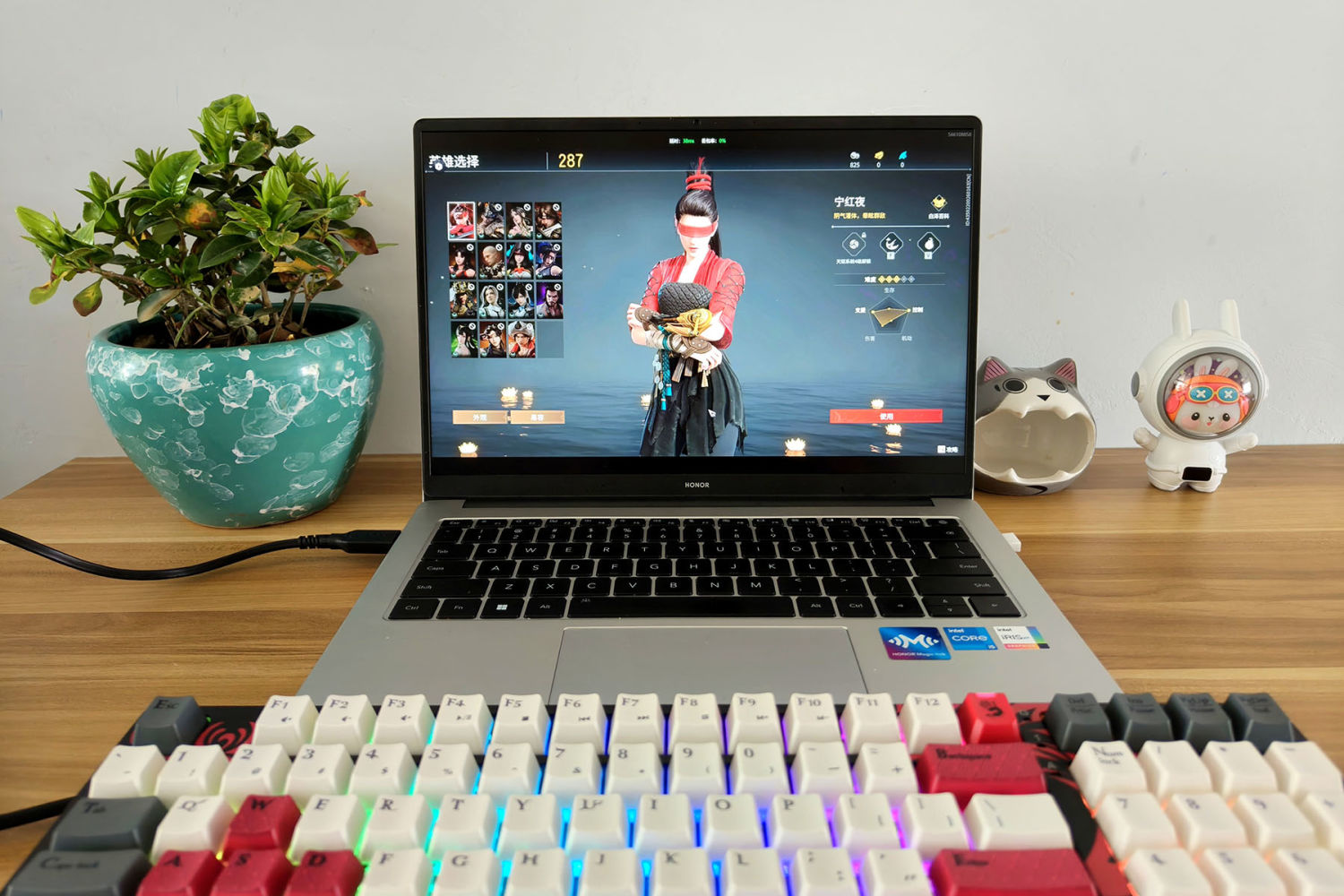 时尚潮酷元素加持，血手幽灵S98降噪机械键盘