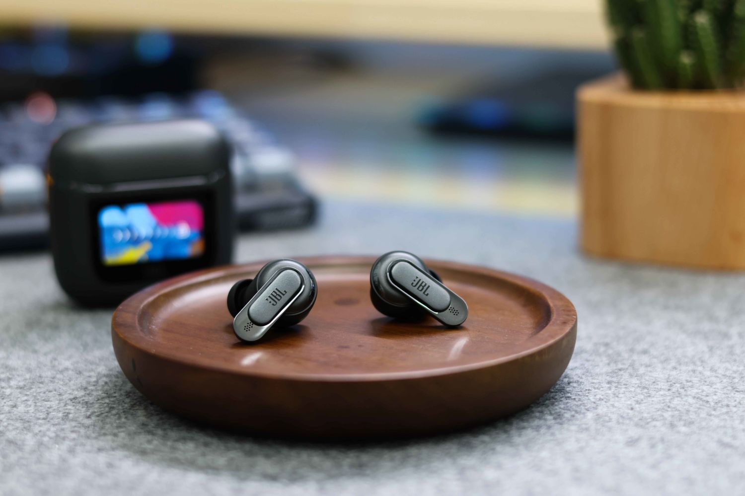 带屏幕的静噪蓝牙耳机，JBL TOUR PRO2评测