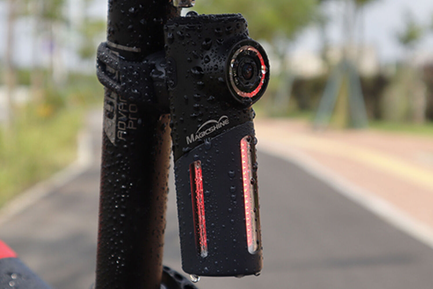 支持IPX6级防尘防水和超长续航的自行车记录仪