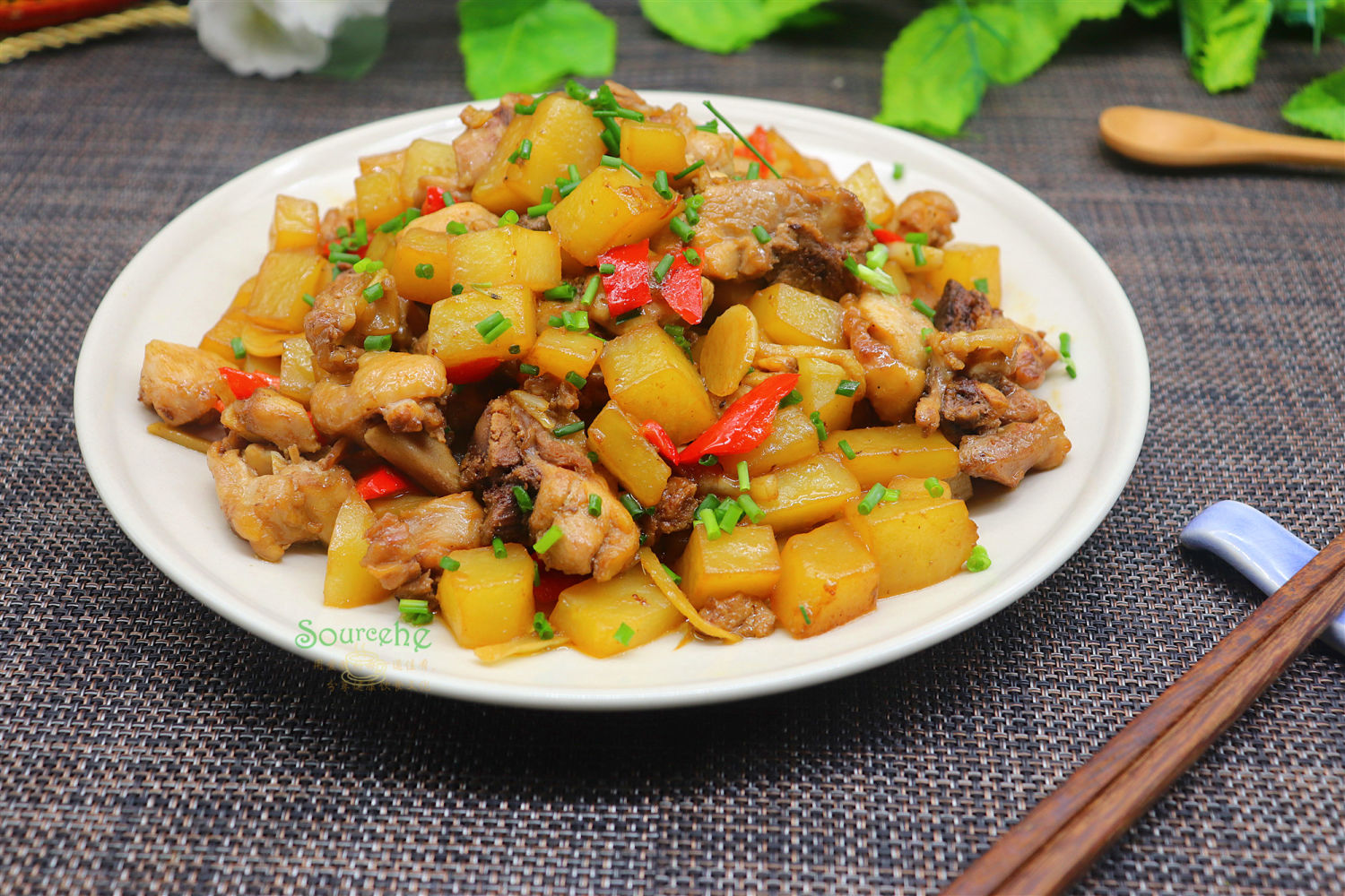 中秋国庆在家吃家常菜，土豆焖鸡，荤素搭配