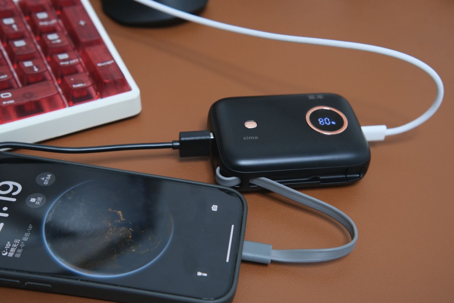 紫米IPhone15充电宝，小体积自带线，出行必备