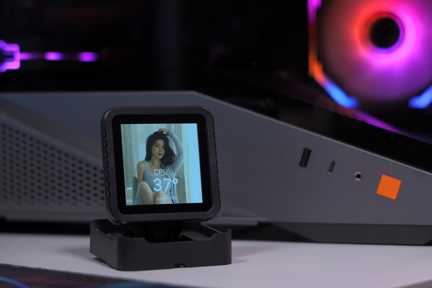 把水冷屏幕摆上桌面！ALPHA2 DS 360水冷实测