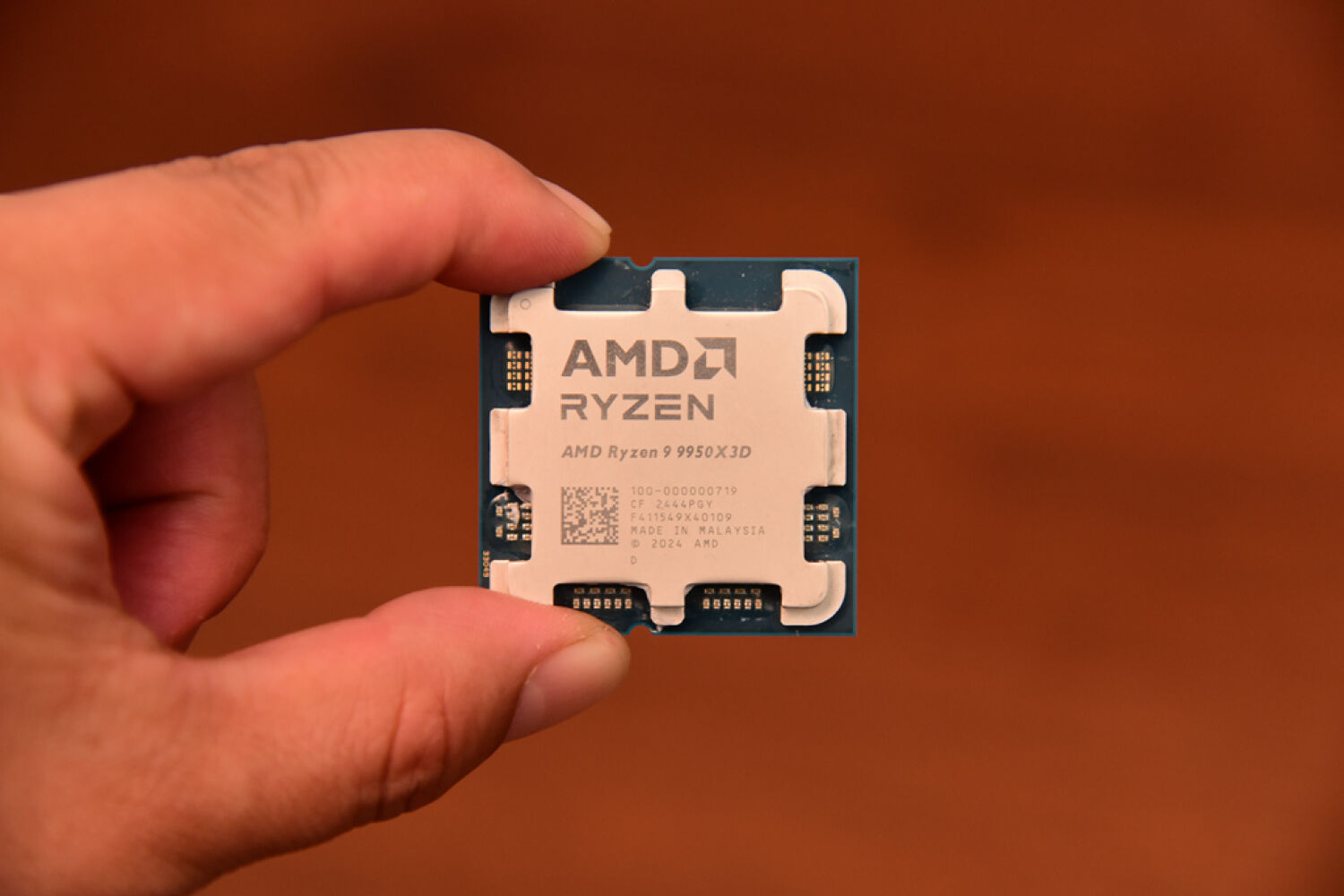 终极武器，Ryzen 9 9950X3D PK 14900K，谁强