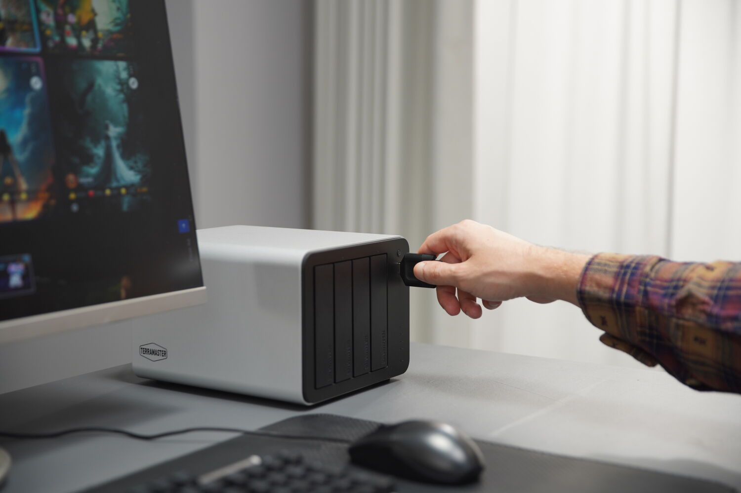 铁威马 F4-425 Plus ：办公高效存储协同利器